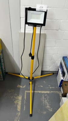 1 LED-Baustrahler auf Stativ